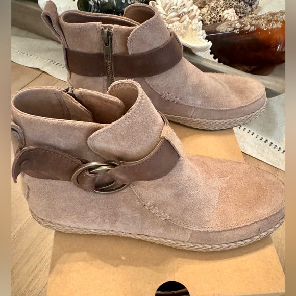 UGG Shoes - UGG Sloane Harness Booties, Women’s Size 7.5, Tan, NIB